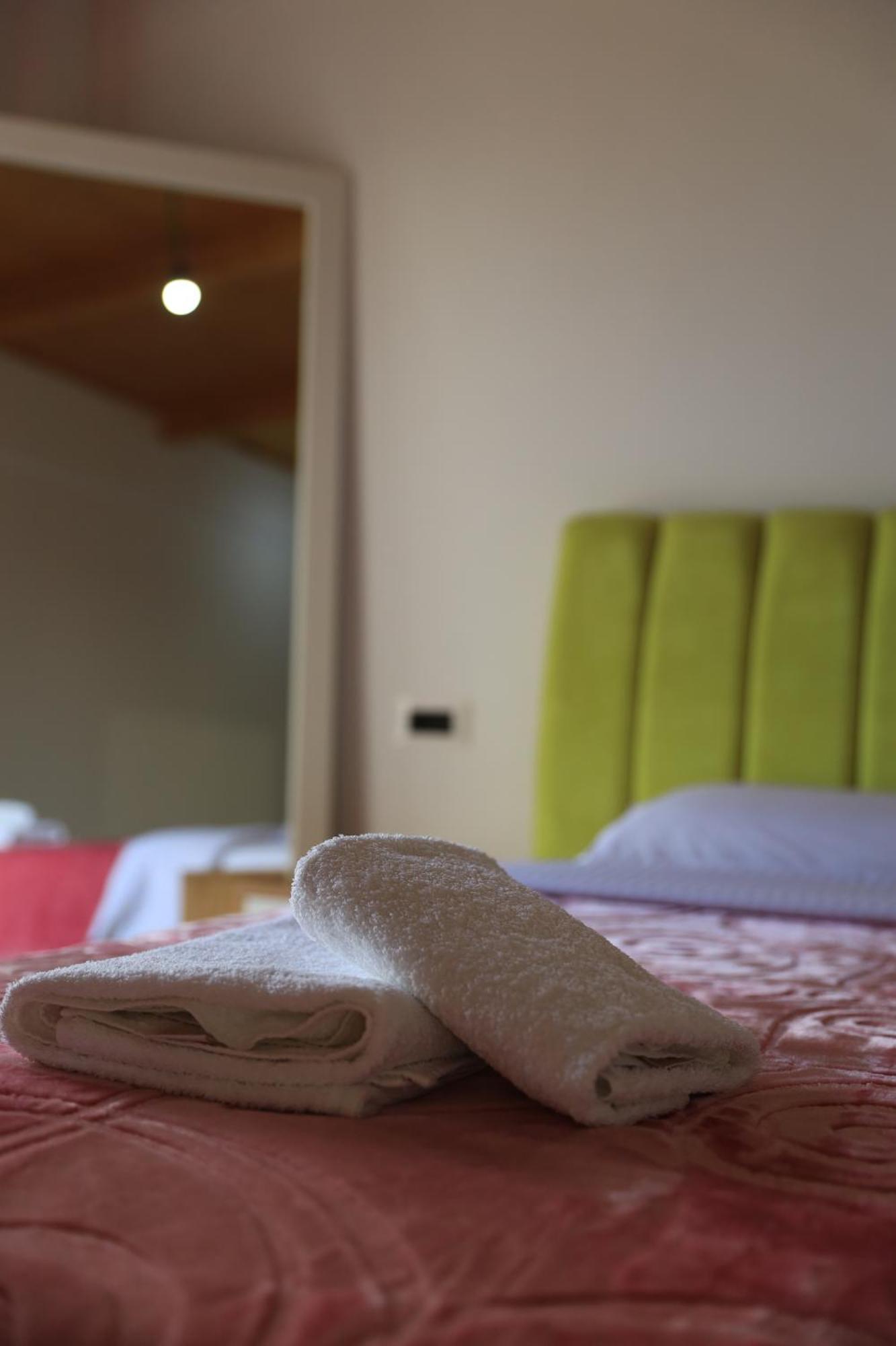Lahuta E Vjeter Agroturizem Hotel Lac Eksteriør billede